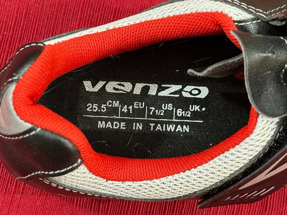 Venzo Black White and Red Clip In Cycling Shoes Peloton or Spin Bikes 7.5 women